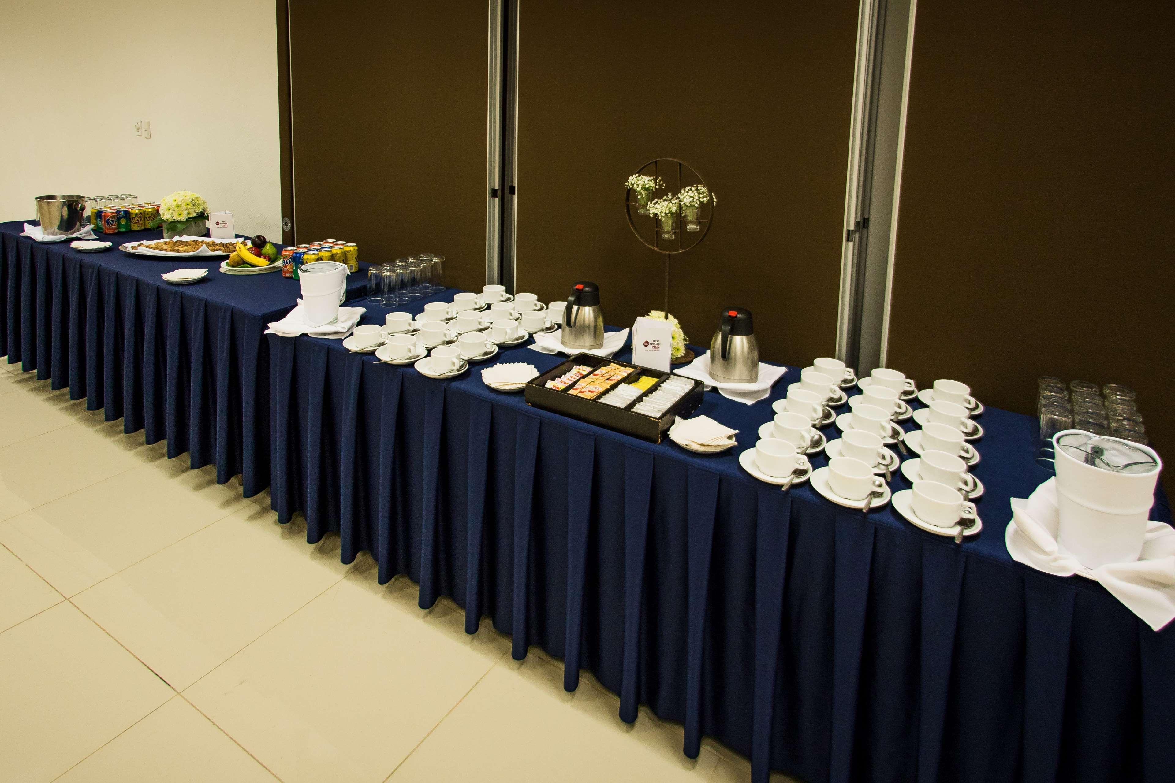 Grand Cantalagua Hotel Morelia, BW Signature Collection Exterior foto A buffet table
