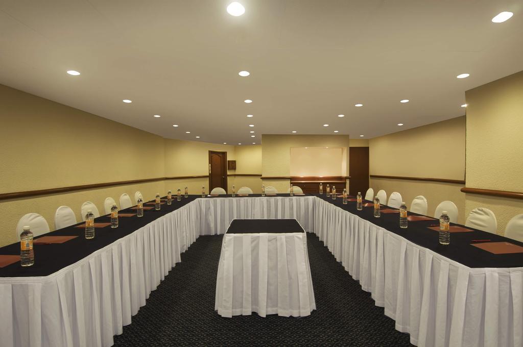 Grand Cantalagua Hotel Morelia, BW Signature Collection Afaceri foto U-shaped table layout